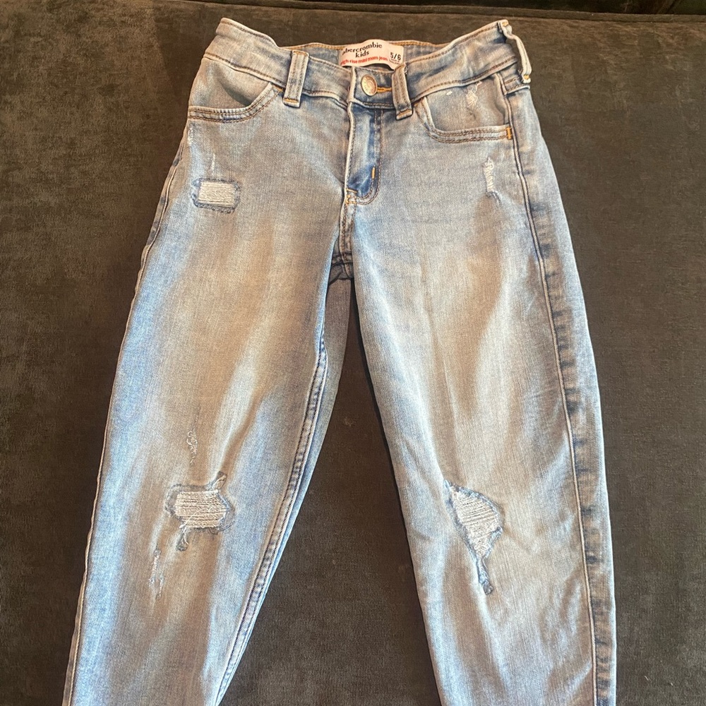 Girls Abercrombie Distressed Mini Mom Jeans Size 5/6